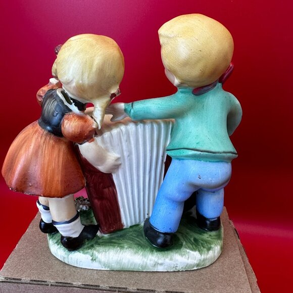 VTG HUMMEL STYLE JAPAN CERAMIC FIGURINE BOY & GIRL PLAYING ACCORDION, RARE FIND - Picture 2 of 7
